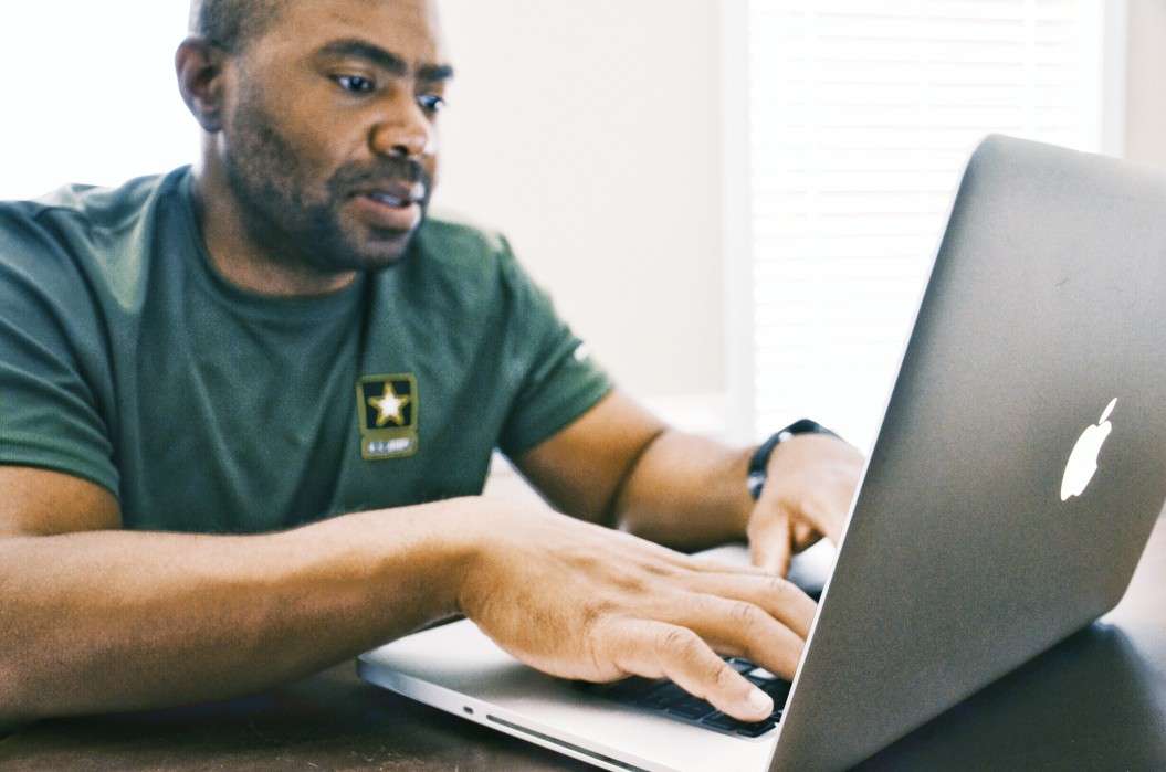 soldier-working-on-macbook-model-cfelto_t20_YQX4mX.jpg